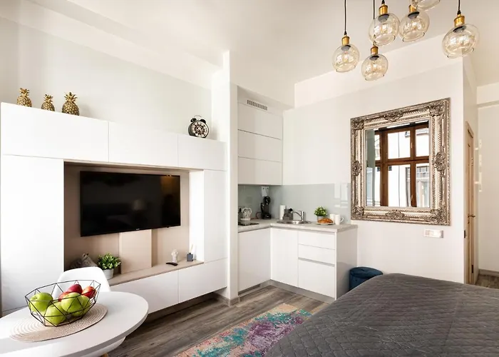 Art Design King Bed Studio Apartment In Old Town